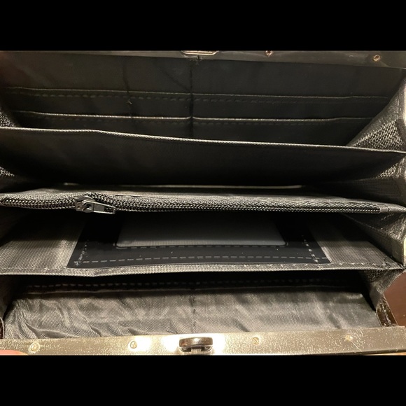 Black ladies  patent leather wallet New in Box - Picture 3 of 5